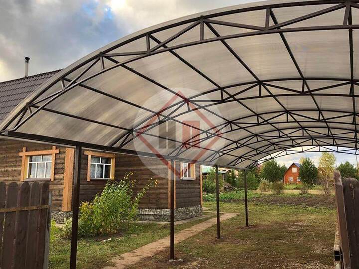 навес из поликарбоната с арочной крышей
