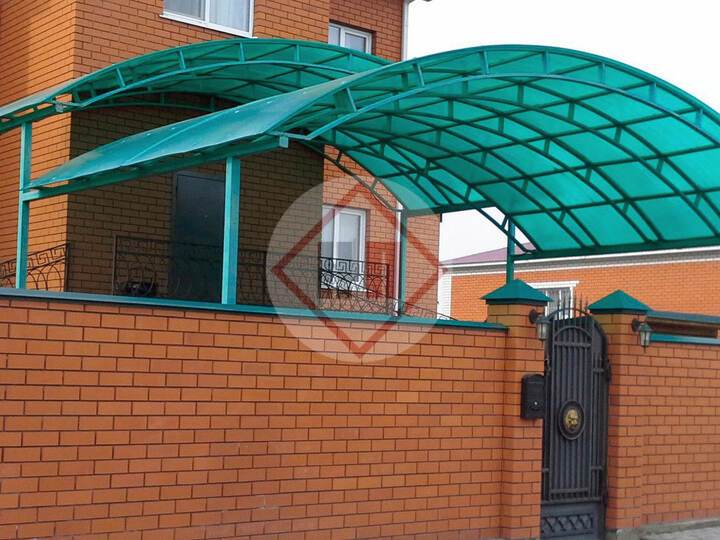 каскадный навес из поликарбоната