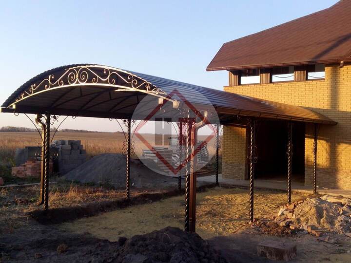 навес с ковкой и водоотводом для загородного дома