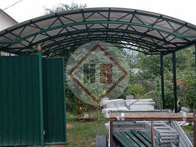 навес с зеленым каркасом и арочной крышей из поликарбоната