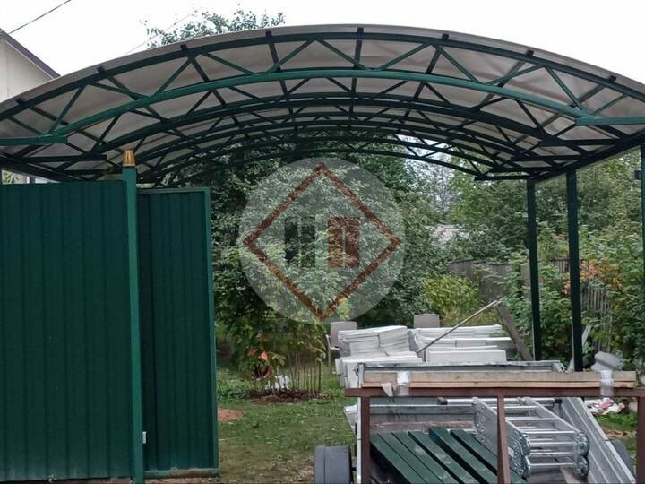 навес с зеленым каркасом и арочной крышей из поликарбоната