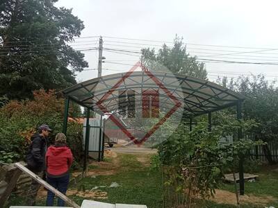 арочный отдельно стоящий навес для дачного дома