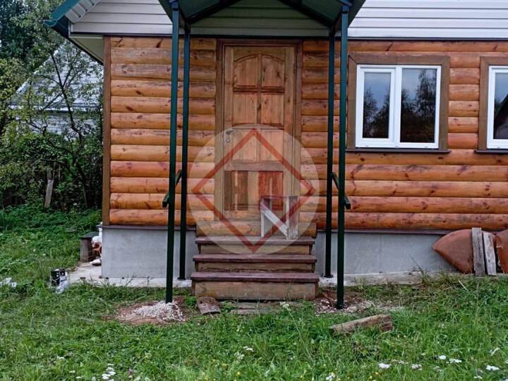 железный двускатный навес для крыльца дома