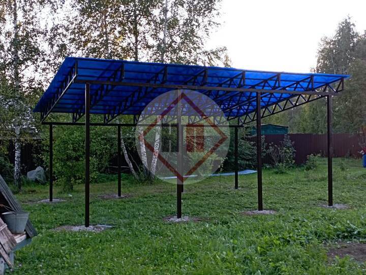 односкатный навес из поликарбоната синего цвета