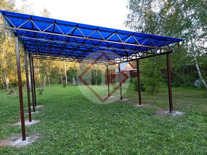 односкатный навес из поликарбоната синего цвета