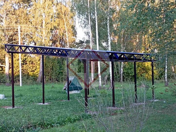 односкатный навес из поликарбоната синего цвета