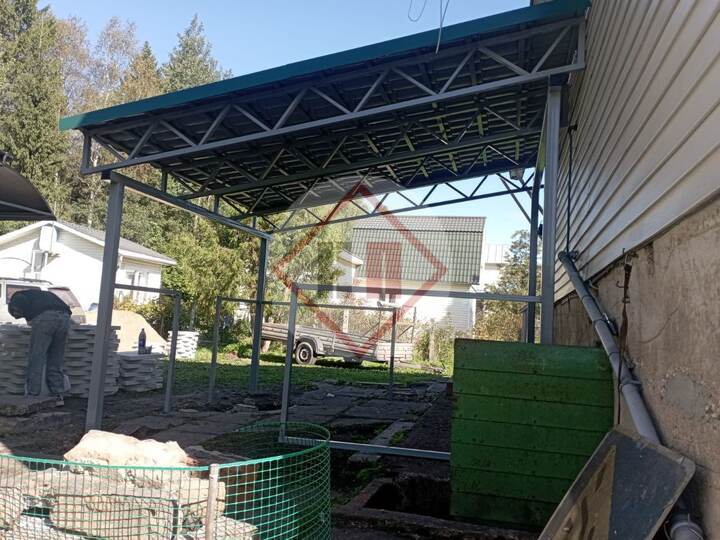 навес из металлопрофиля, примыкающий к дому