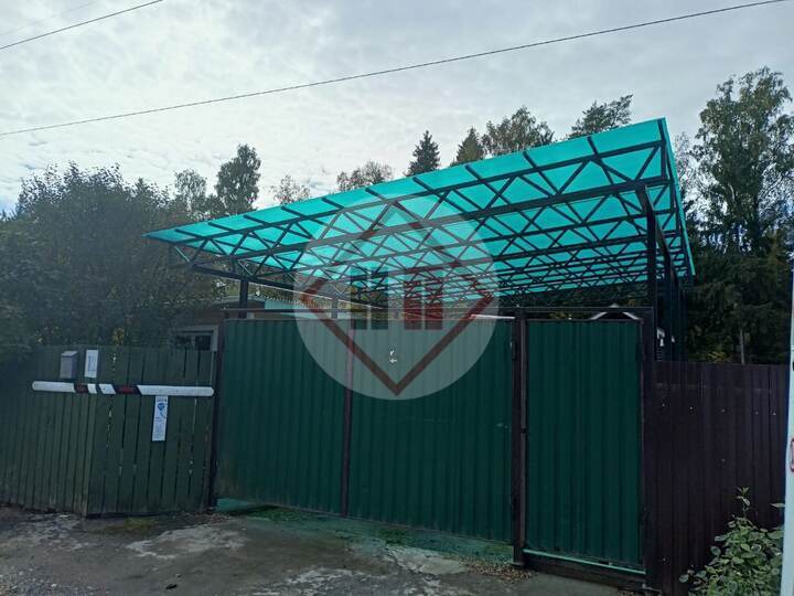 автомобильный односкатный навес с кровлей из зеленого поликарбоната