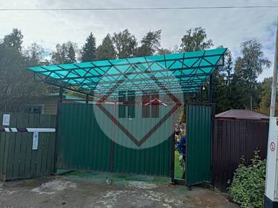 автомобильный односкатный навес с кровлей из зеленого поликарбоната