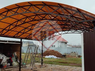 высокий навес с арочной крышей из поликарбоната