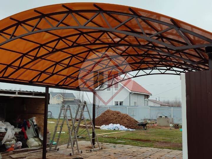 высокий навес с арочной крышей из поликарбоната