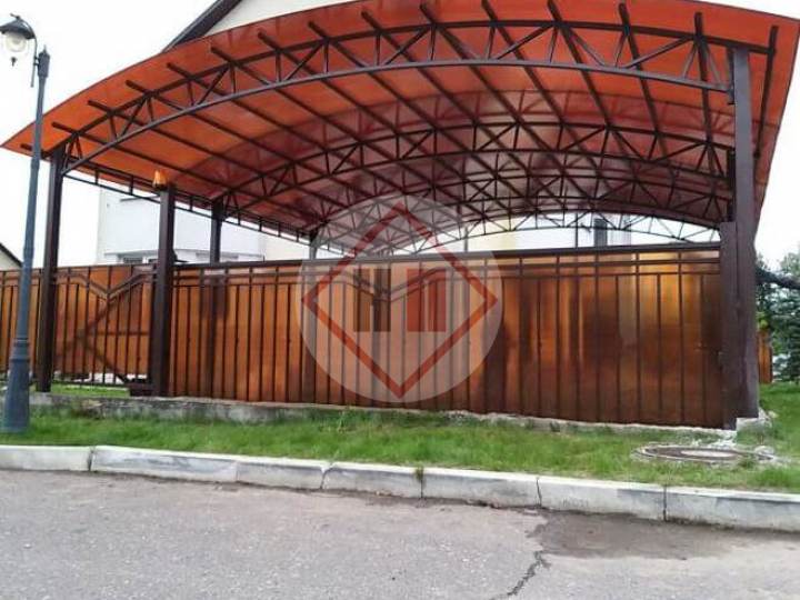 навес из коричневого поликарбоната