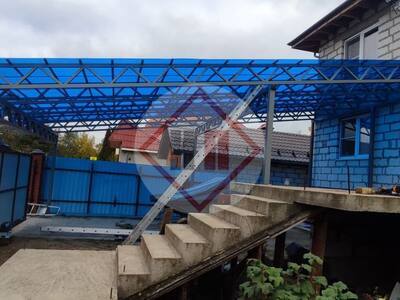 большой односкатный навес из поликарбоната синего цвета