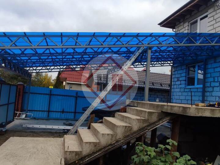 большой односкатный навес из поликарбоната синего цвета