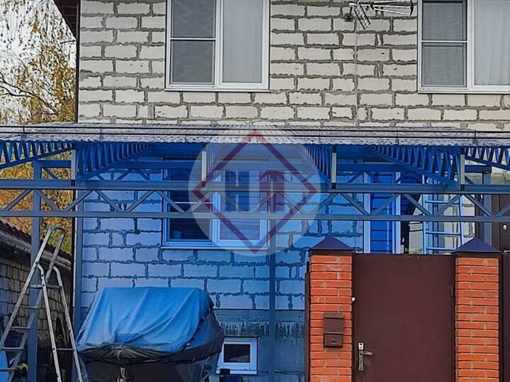 большой односкатный навес из поликарбоната синего цвета