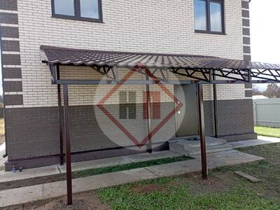 прямой навес у входа в загородный дом