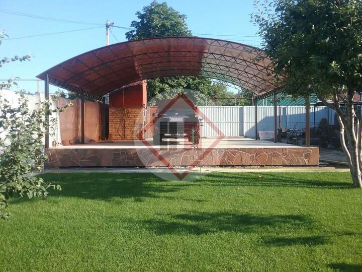 большой арочный навес из поликарбоната под авто