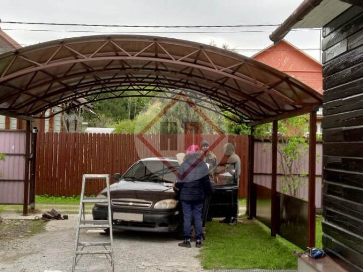 арочный навес для дачи с кровлей из поликарбоната