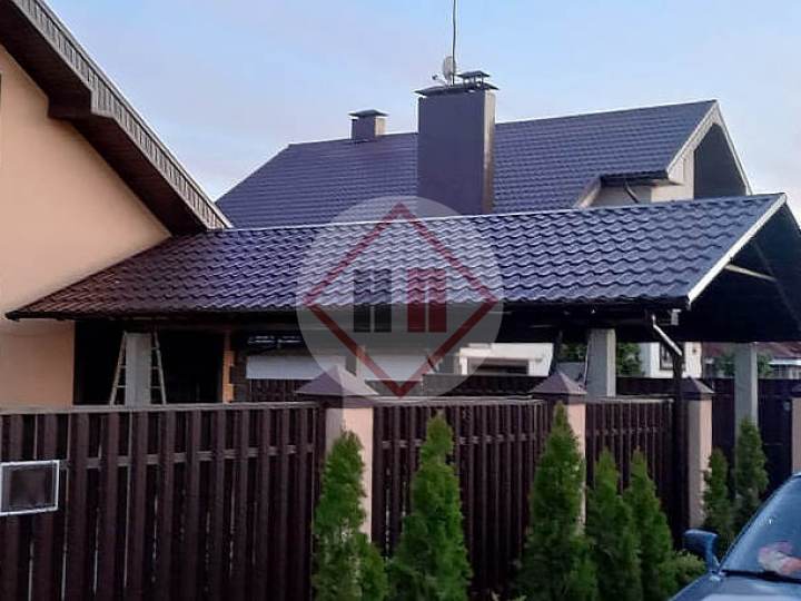 навес с двускатной крышей из металлочерепицы