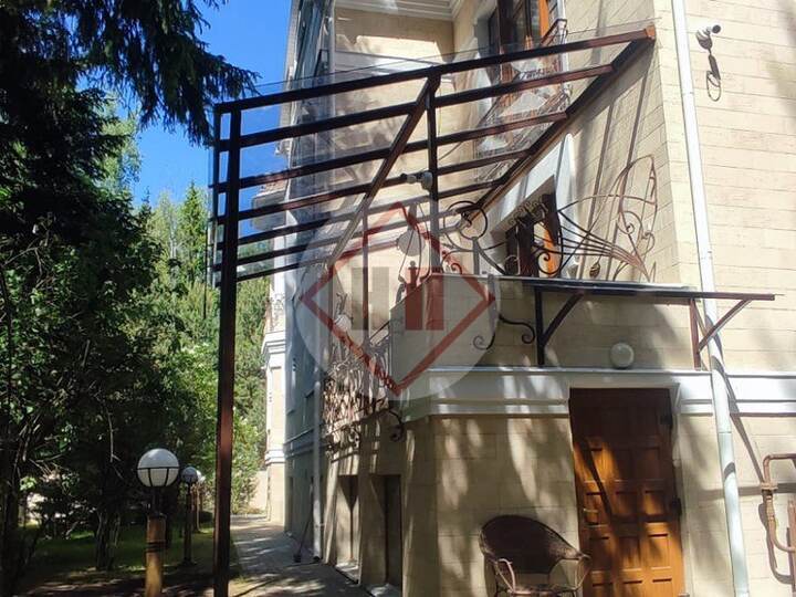 примыкающий прозрачный навес над крыльцом