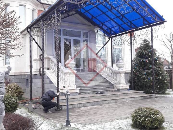 кованый навес для крыльца коттеджа