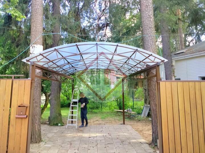 арочный навес из поликарбоната белого цвета