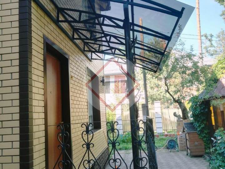 навес над крыльцом из монолитного поликарбоната