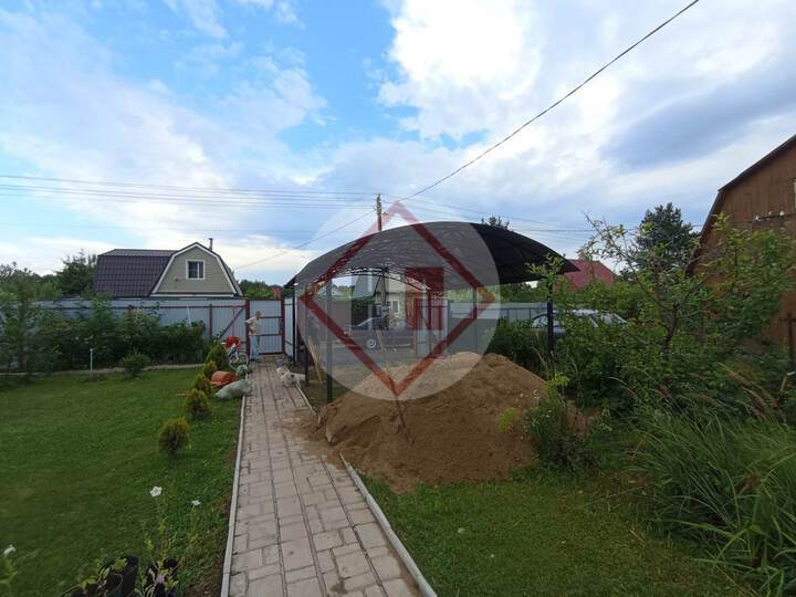 навес с арочной кровлей для деревянной дачи