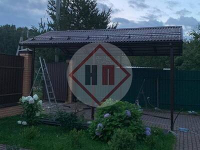 навес для дачи с двускатной кровлей и арочным основанием ферм