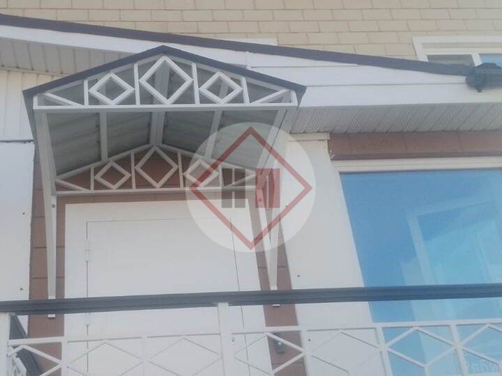 небольшой двускатный навес над крыльцом
