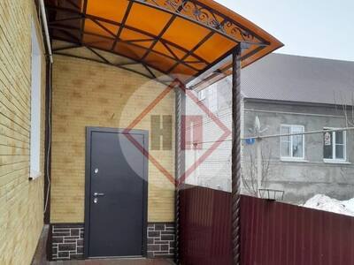 примыкающий навес с поликарбонатом сотовым и ковкой