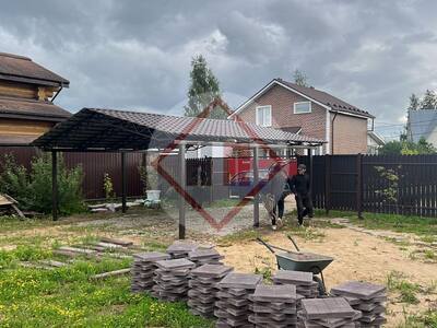 металлический навес с металлочерепицей и коньковой планкой