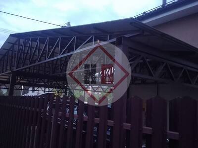 широкий двускатный навес из сотового поликарбоната