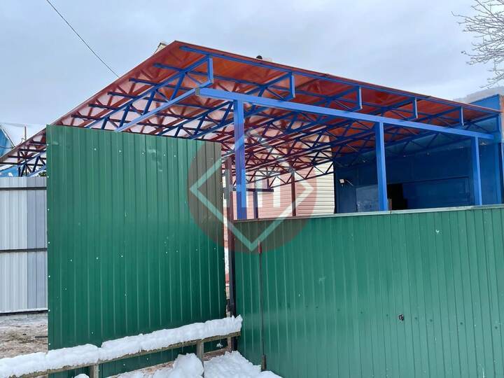 навес с кровлей из красного сотового поликарбоната