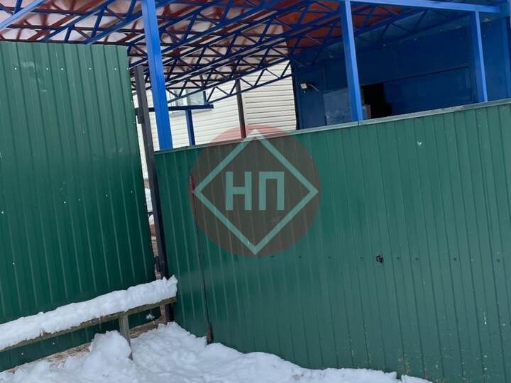 навес с кровлей из красного сотового поликарбоната