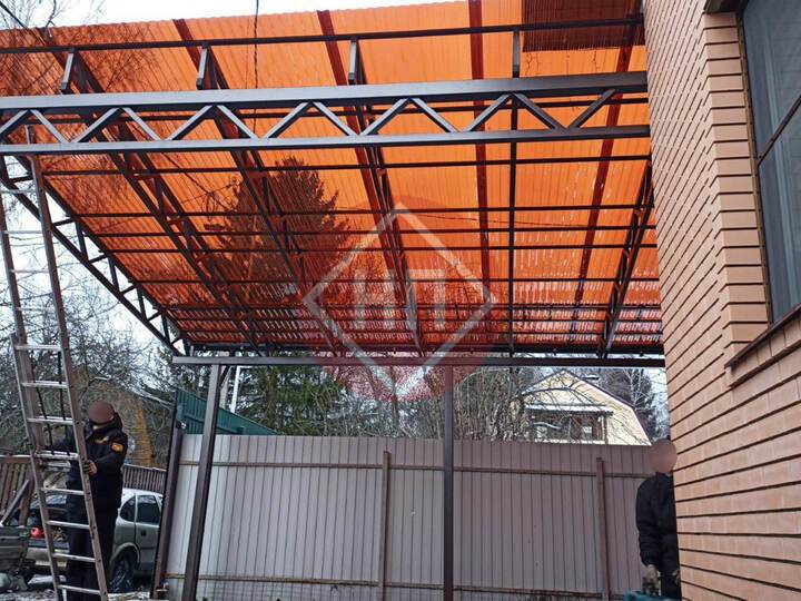 навес из профилированного монолитного поликарбоната