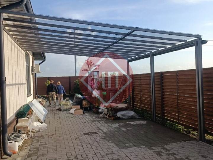 примыкающий навес из монолитного поликарбоната с водостоком