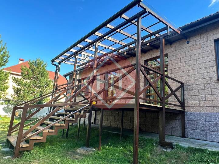 навес из прозрачного монолитного поликарбоната для крыльца