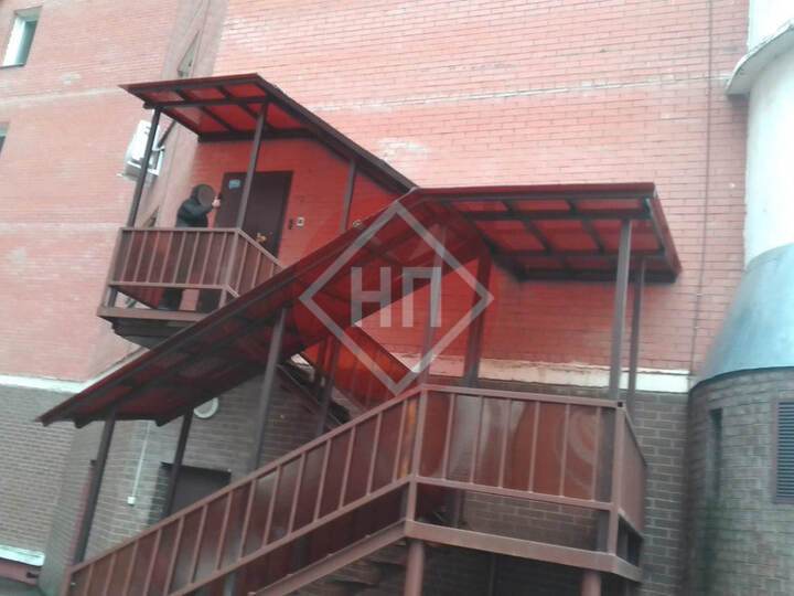 сложный навес из профилированного монолитного поликарбоната