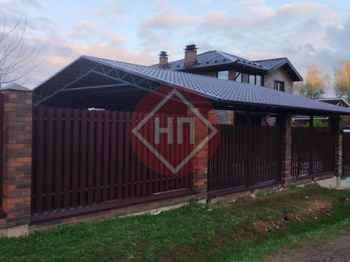 большой двускатный навес с кровлей из металлочерепицы