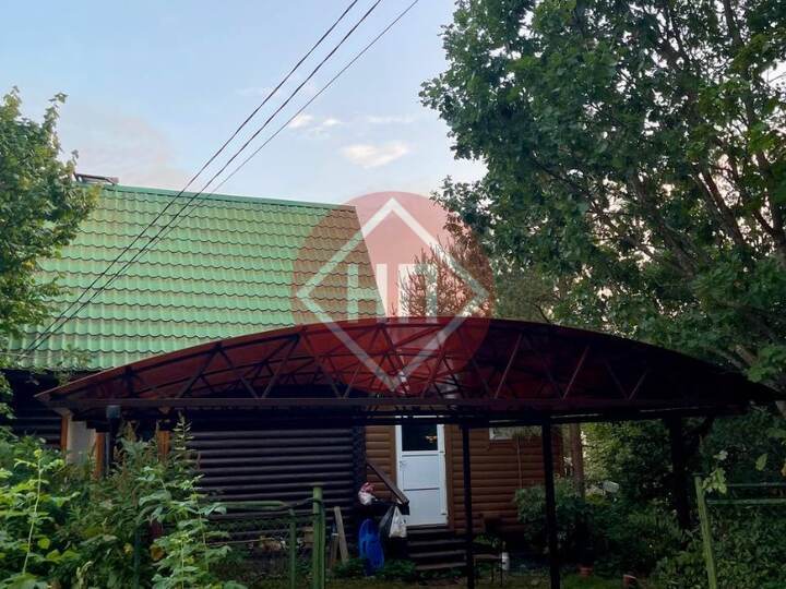 навес для участка с деревянным домом