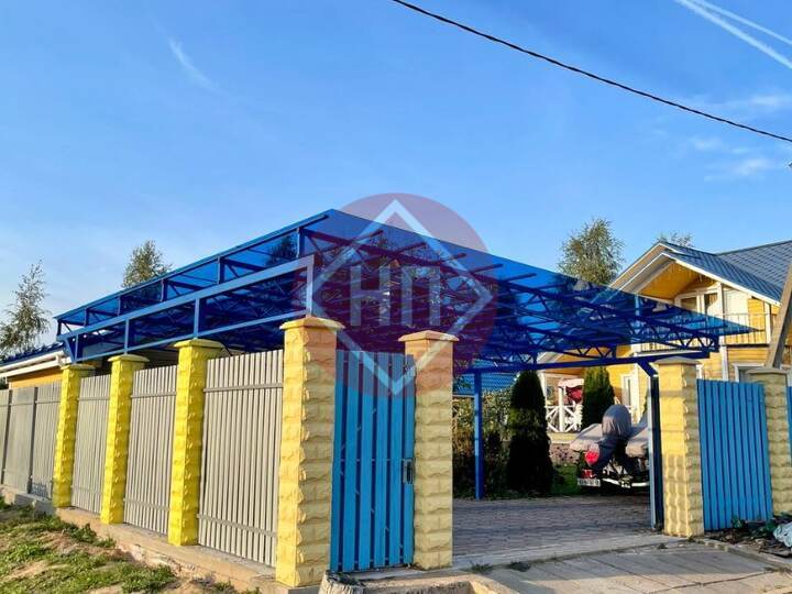 навес для деревянного дома, кровля с синим поликарбонатом