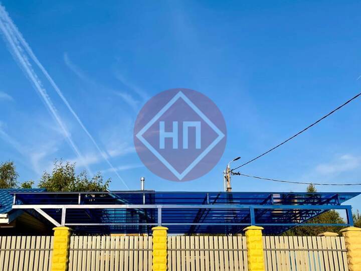 навес для деревянного дома, кровля с синим поликарбонатом