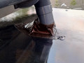 водосточная система, проходящая сквозь кровлю навеса