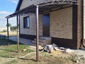 примыкающий к дому навес