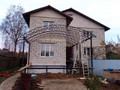 металлический арочный навес для загородного дома