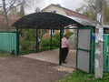 навес для дома, кровля из зеленого поликарбоната